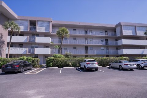 Condo in Lauderdale Lakes, Florida, 1 bedroom № 2051784 - photo 2