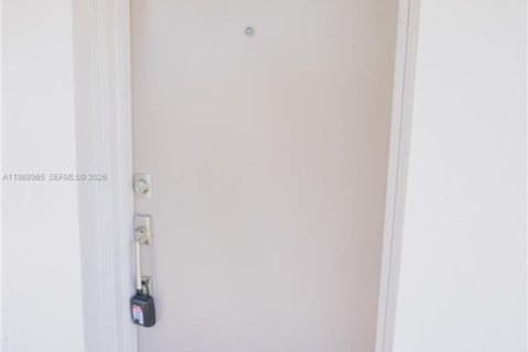 Condo in Lauderdale Lakes, Florida, 1 bedroom № 2051784 - photo 3