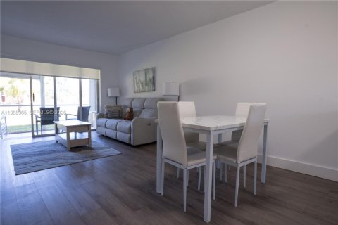Condo in Lauderdale Lakes, Florida, 1 bedroom № 2051784 - photo 12