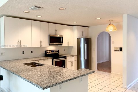 Снять в аренду виллу или дом в Веллингтон, Флорида 3 спальни, 191.66м2, № 2066714 - фото 2