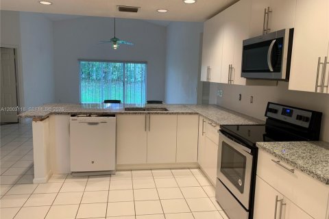 Снять в аренду виллу или дом в Веллингтон, Флорида 3 спальни, 191.66м2, № 2066714 - фото 6