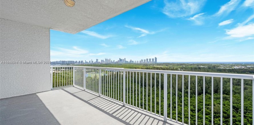 Кондоминиум с 3 спальнями в Норт-Майами, Флорида № 1942279