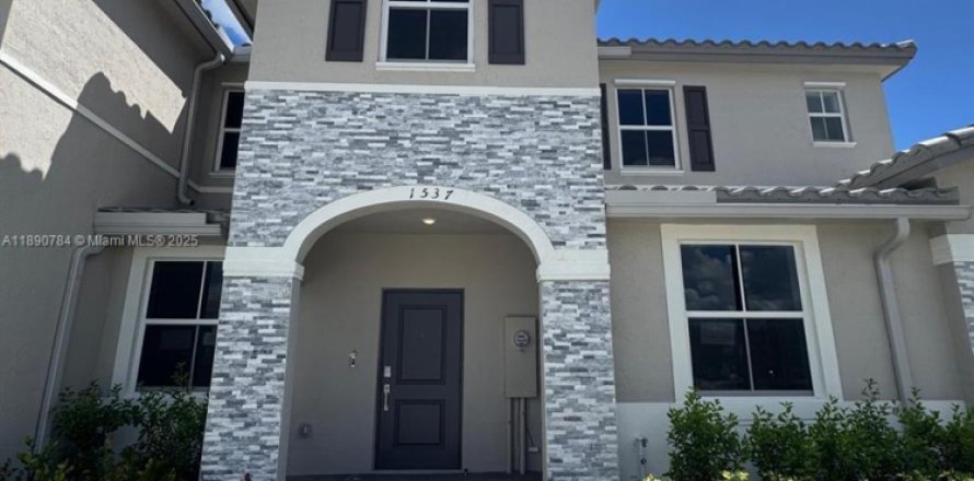 Adosado en Homestead, Florida 3 dormitorios № 1945409