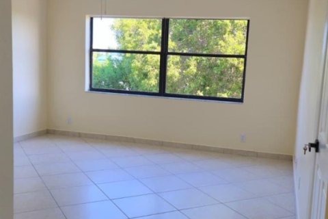 Condo in Pompano Beach, Florida, 1 bedroom № 2392813 - photo 12