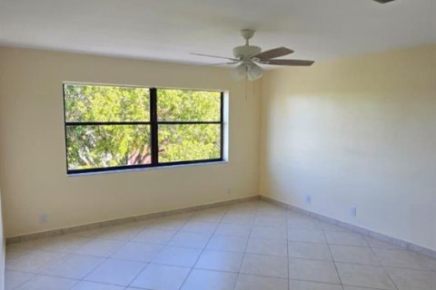 Condo in Pompano Beach, Florida, 1 bedroom № 2392813 - photo 10