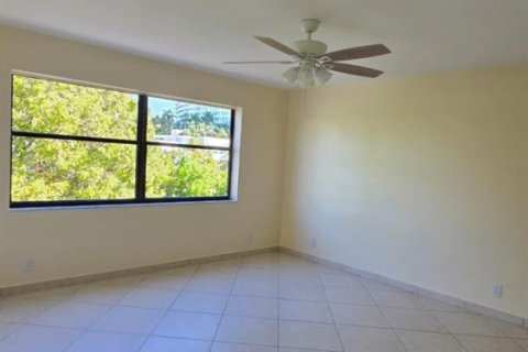 Condo in Pompano Beach, Florida, 1 bedroom № 2392813 - photo 13