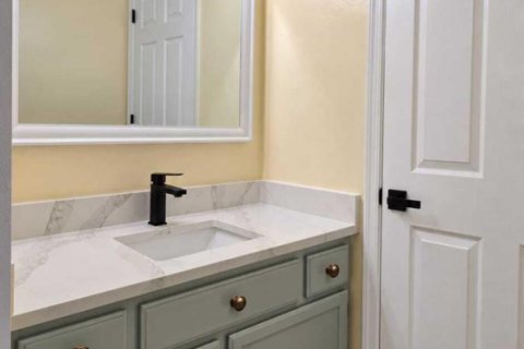 Condo in Pompano Beach, Florida, 1 bedroom № 2392813 - photo 19