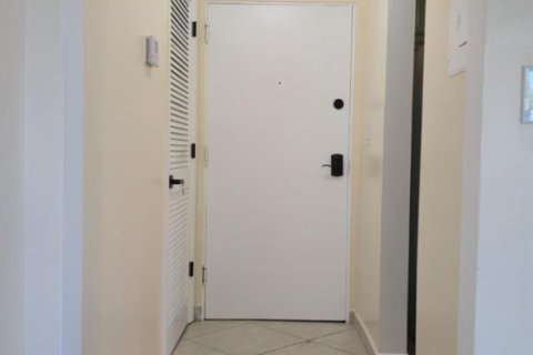 Condo in Pompano Beach, Florida, 1 bedroom № 2392813 - photo 6
