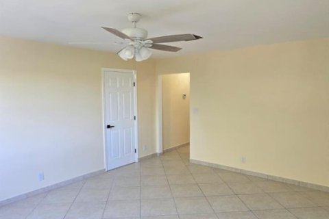 Condo in Pompano Beach, Florida, 1 bedroom № 2392813 - photo 11