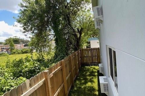 Villa ou maison à louer à Opa-locka, Floride: 2 chambres, 248.23 m2 № 1855241 - photo 2