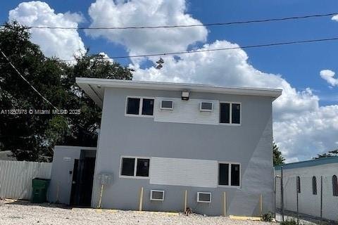 Villa ou maison à louer à Opa-locka, Floride: 2 chambres, 248.23 m2 № 1855241 - photo 9