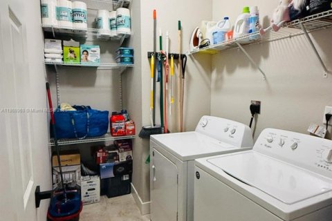 Casa en venta en Miami, Florida, 4 dormitorios, 210.42 m2 № 1897912 - foto 19