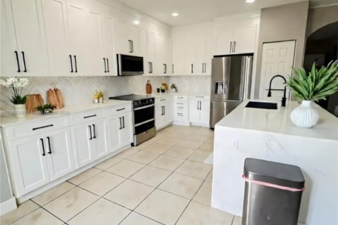 Casa en venta en Miami, Florida, 4 dormitorios, 210.42 m2 № 1897912 - foto 24