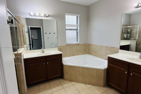 Casa en venta en Miami, Florida, 4 dormitorios, 210.42 m2 № 1897912 - foto 28