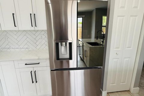 Casa en venta en Miami, Florida, 4 dormitorios, 210.42 m2 № 1897912 - foto 26