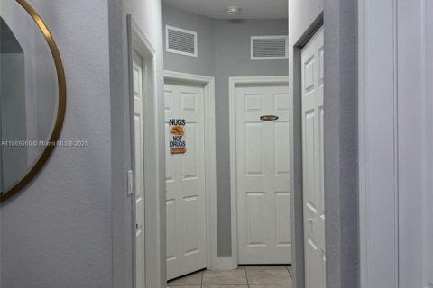 Casa en venta en Miami, Florida, 4 dormitorios, 210.42 m2 № 1897912 - foto 6