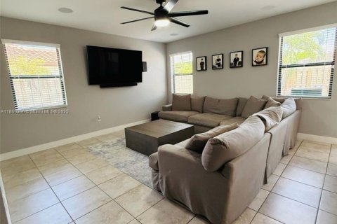 Casa en venta en Miami, Florida, 4 dormitorios, 210.42 m2 № 1897912 - foto 5