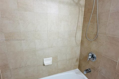 Casa en venta en Miami, Florida, 4 dormitorios, 210.42 m2 № 1897912 - foto 10