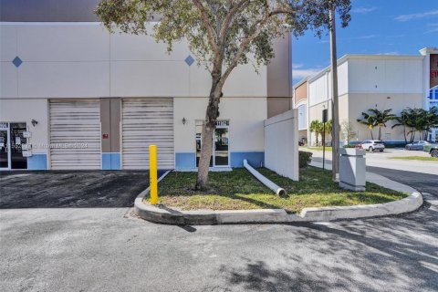 Oficina en alquiler en Miramar, Florida № 1072524 - foto 1