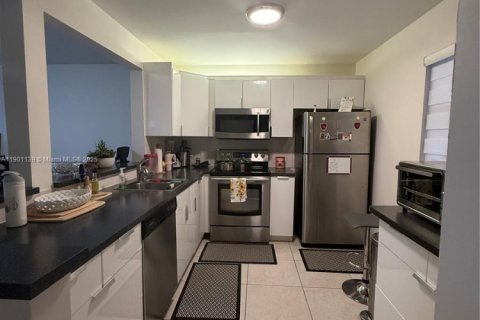 Condo in Lauderdale Lakes, Florida, 2 bedrooms № 2060152 - photo 9