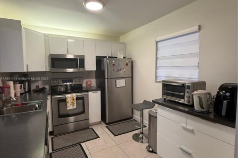 Condo in Lauderdale Lakes, Florida, 2 bedrooms № 2060152 - photo 8