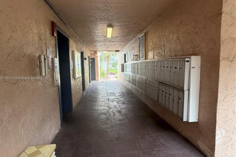 Condo in Lauderdale Lakes, Florida, 2 bedrooms № 2060152 - photo 2