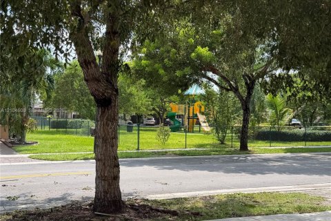 House in Homestead, Florida 4 bedrooms, 195.47 sq.m. № 2421389 - photo 4