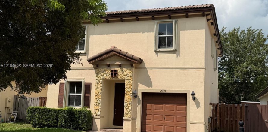 House in Homestead, Florida 4 bedrooms, 195.47 sq.m. № 2421389