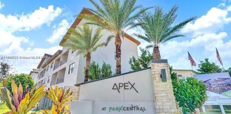 Кондоминиум с 2 спальнями в Дорал, Флорида № 1949936