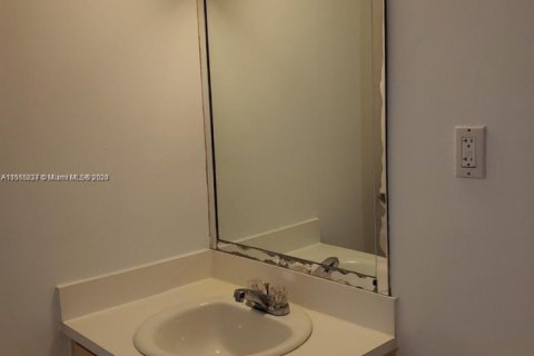 Condo in Miami Beach, Florida, 1 bedroom  № 1939651 - photo 18