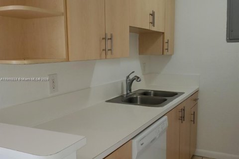 Condo in Miami Beach, Florida, 1 bedroom  № 1939651 - photo 12