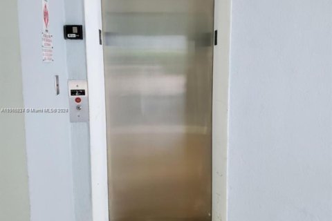 Condo in Miami Beach, Florida, 1 bedroom  № 1939651 - photo 23