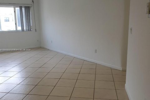 Condo in Miami Beach, Florida, 1 bedroom  № 1939651 - photo 8