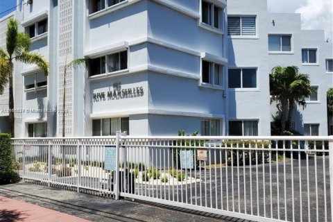 Condo in Miami Beach, Florida, 1 bedroom  № 1939651 - photo 1