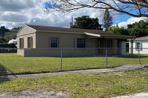 Дом в Майами, Флорида 3 спальни, 86.96м2 № 2011515