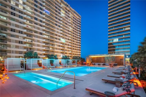 Condominio en venta en Hallandale Beach, Florida, 3 dormitorios, 270.62 m2 № 1834010 - foto 11