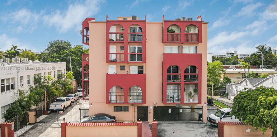 Кондоминиум с 2 спальнями в Майами, Флорида № 1945899