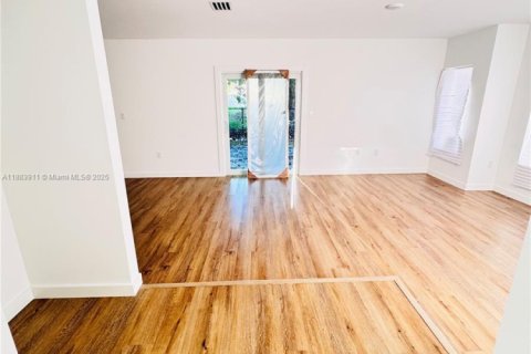 Снять в аренду таунхаус в Катлер-Бей, Флорида 2 спальни, № 2015340 - фото 9