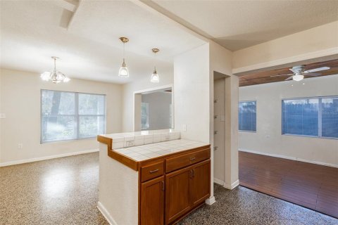 House in Tampa, Florida 2 bedrooms, 117.34 sq.m. № 2403713 - photo 12
