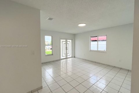 Villa ou maison à louer à Miami, Floride: 4 chambres, 139.35 m2 № 2434411 - photo 2