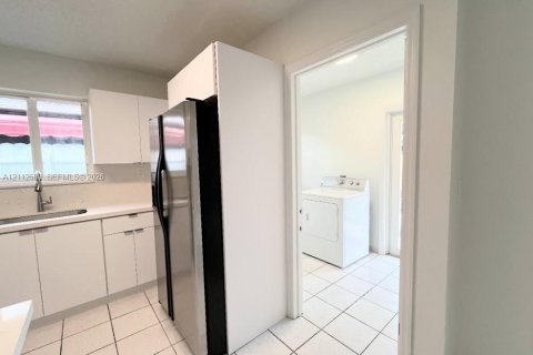 Villa ou maison à louer à Miami, Floride: 4 chambres, 139.35 m2 № 2434411 - photo 8