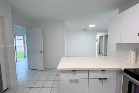Villa ou maison à louer à Miami, Floride: 4 chambres, 139.35 m2 № 2434411 - photo 5