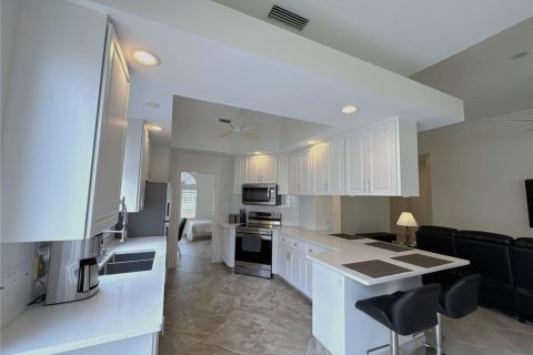 House in Naples, Florida 3 bedrooms, 184.23 sq.m. № 2208911 - photo 8