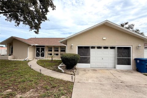 Casa en Spring Hill, Florida 3 dormitorios, 195.47 m2 № 2167691