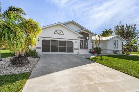 House in Punta Gorda, Florida 3 bedrooms, 196.02 sq.m. № 1568711 - photo 2
