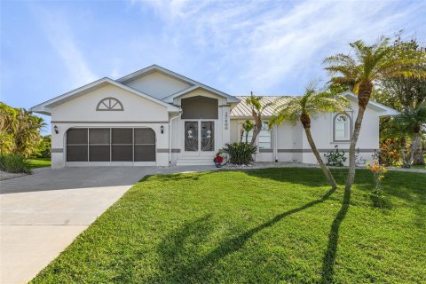 House in Punta Gorda, Florida 3 bedrooms, 196.02 sq.m. № 1568711 - photo 1