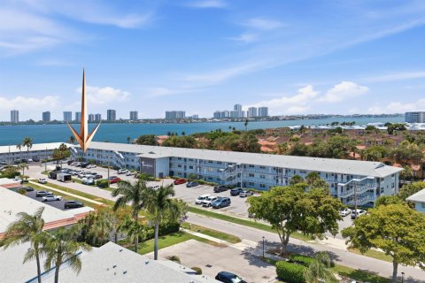 Copropriété à vendre à North Palm Beach, Floride: 2 chambres, 92.62 m2 № 2084392 - photo 23