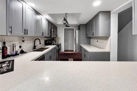 Adosado en alquiler en Hialeah, Florida, 3 dormitorios, 183.95 m2 № 2011994 - foto 8