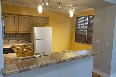 Condo in Pembroke Pines, Florida, 2 bedrooms  № 1991142 - photo 8