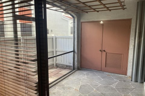 Condo in Pembroke Pines, Florida, 2 bedrooms  № 1991142 - photo 22